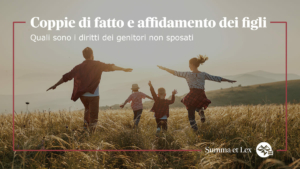 Famiglia con figli che corre su un prato