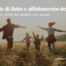 Famiglia con figli che corre su un prato