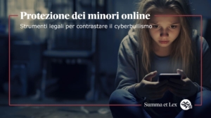 Bambina che guarda smartphone con atteggiamento ansioso e spaventato