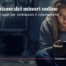 Bambina che guarda smartphone con atteggiamento ansioso e spaventato