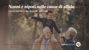 coppia di nonni che giocano in un parco col nipotino