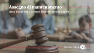 coppia in fase di separazione con figlio sullo sfondo in un'aula di tribunale