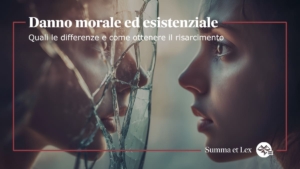 Donna che si guarda in uno specchio rorro, a simboleggiare il danno morale e d'immagine subito