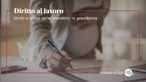 Lavoratrice in stato di gravidanza che firma un documento