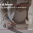 Lavoratrice in stato di gravidanza che firma un documento